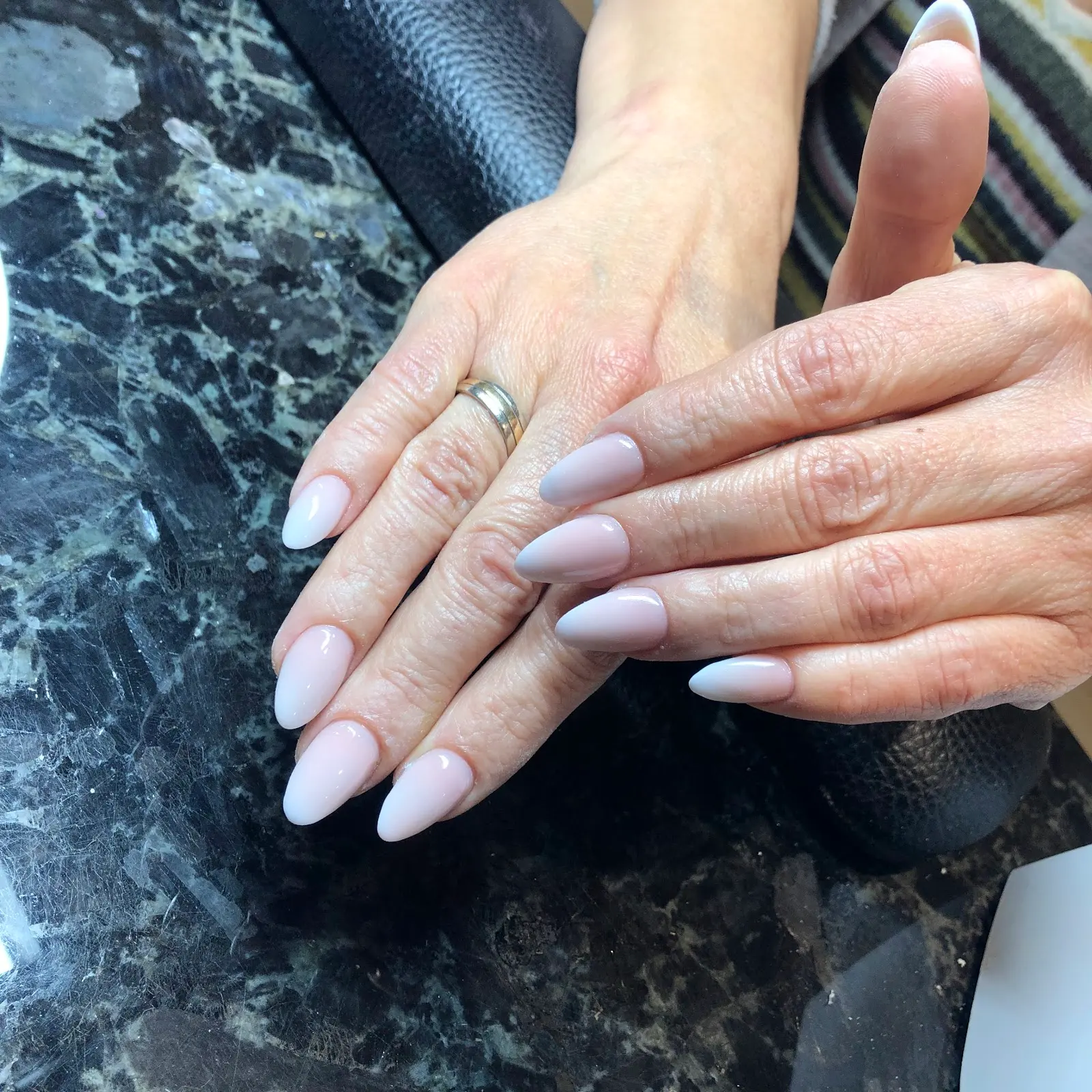 Melkwitte amandelnagels op marmer